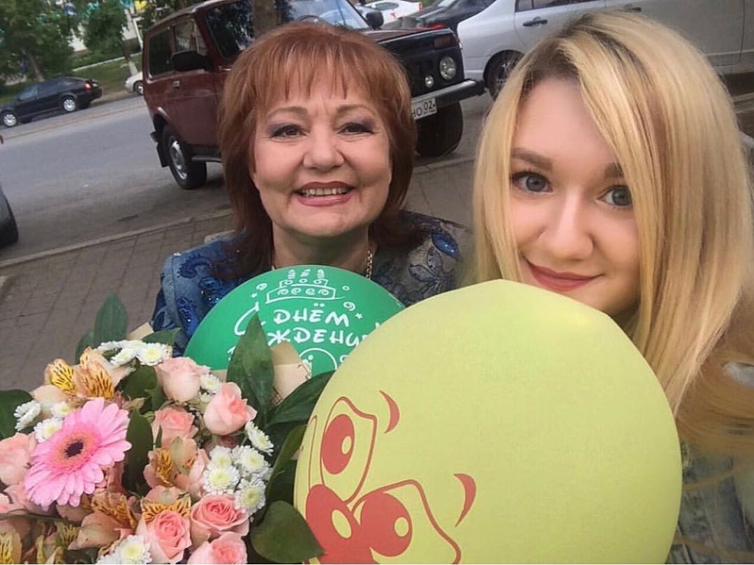 Хәния Фәрхинең кызы: «Инде өченче ел әнидән котлау сүзләрен ишетмим...»
