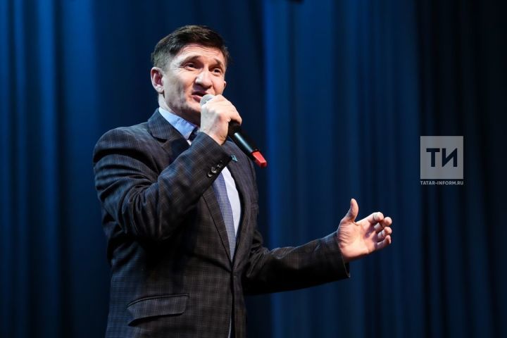 Олег Фазылҗанов: «Өч премьерага әзерләнәбез»