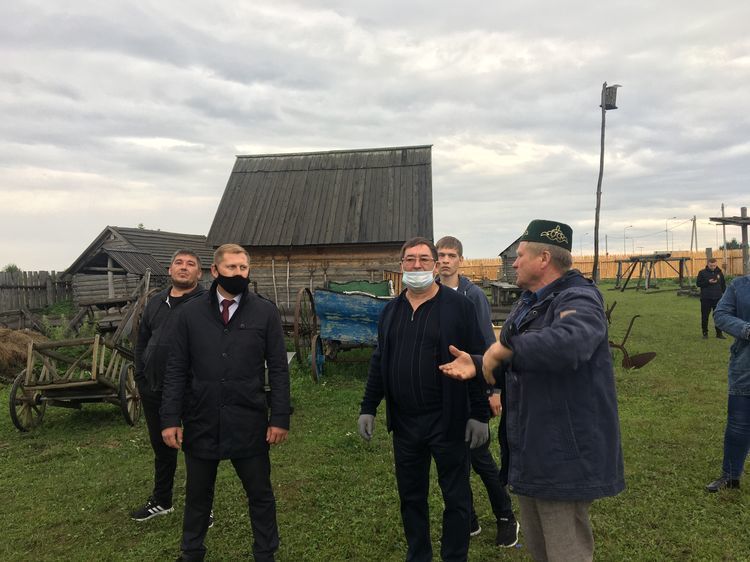 Салават Фәтхетдинов авыл мичендә коймак пешереп кунакларны сыйлады