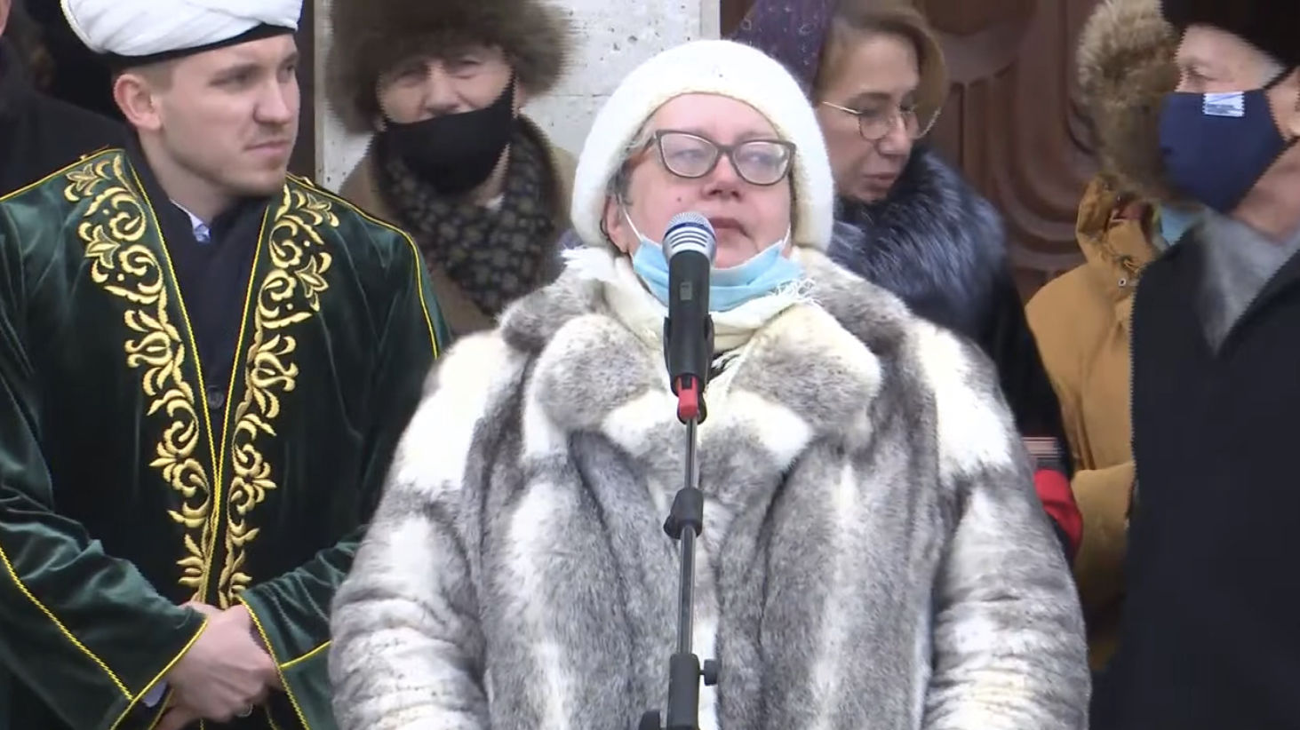 Әлфия Миңнуллина: «Әни кайчандыр Казанга яланаяк килеп кергән татар кызы иде, бүген дә яланаяк…»
