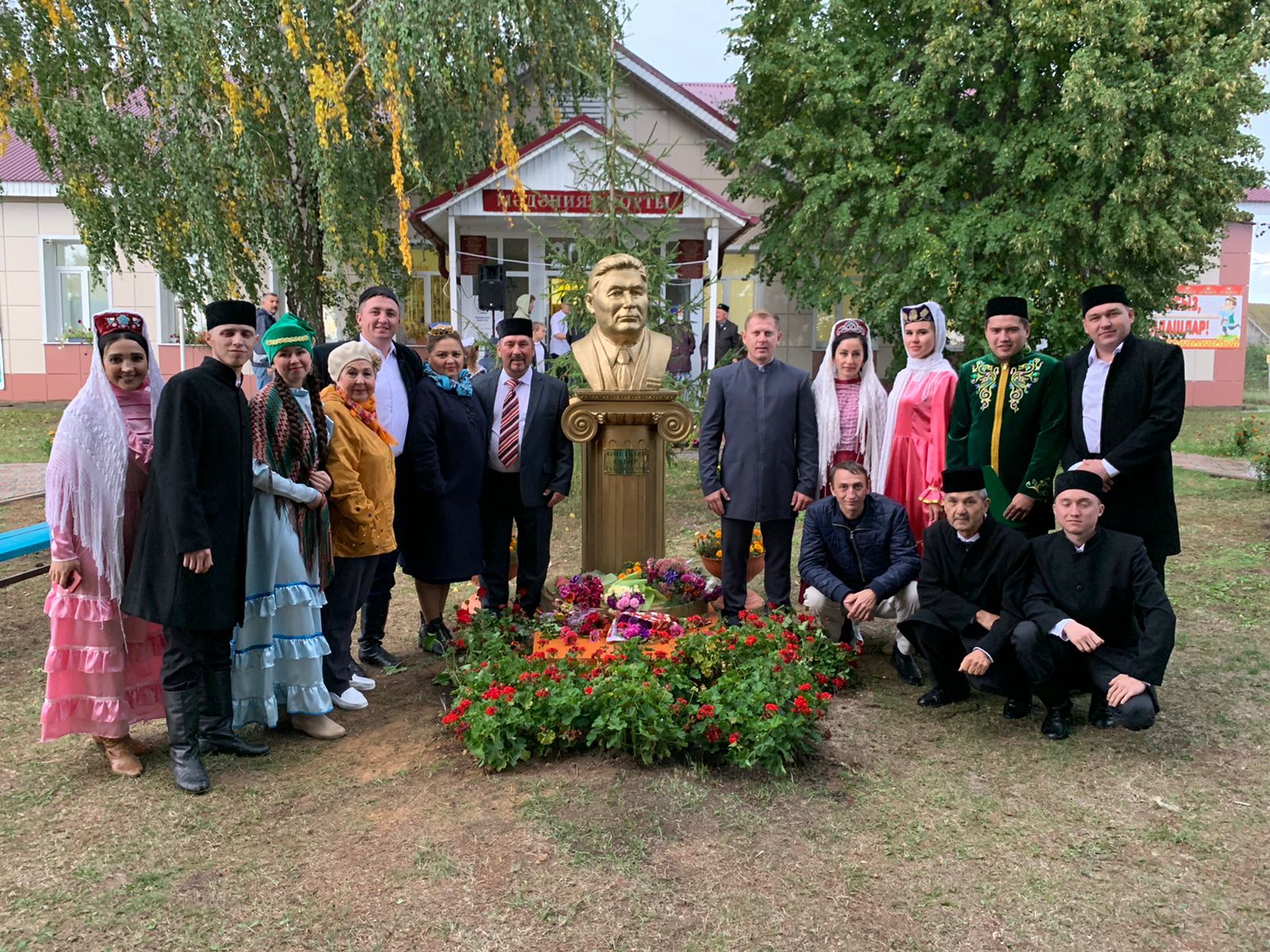 Минзәлә театры Сабир Өметбаев бюстын аның туган авылына бүләк итте