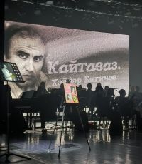 «Әйтер сүзләр әле әйтелмәгән, җырланмаган әле безнең җыр...». Филармониядә «Кайтаваз. Хәйдәр Бигичев» концерты узды
