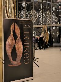 Статуя не под стать театру